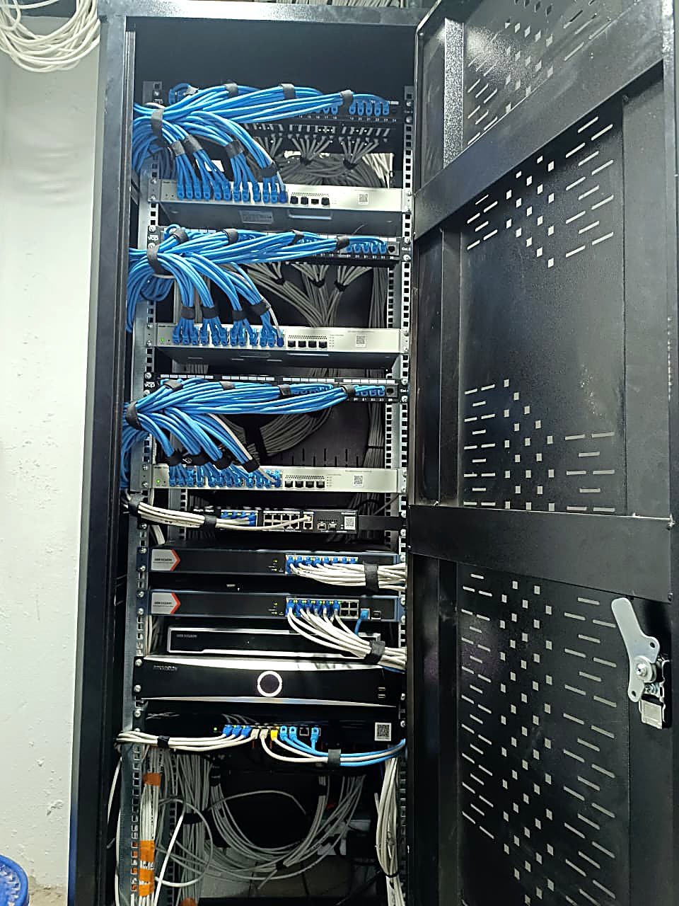 Rack con cableado peinado
